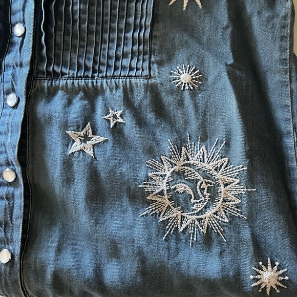 Johnny Was Embroidered Denim Pearl Snap Boho Shirt Sun Moon Snake Stars Boho XS - Picture 7 of 13